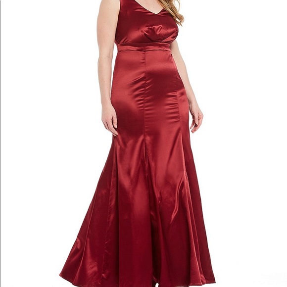Trumpet style formal gown - Picture 2 of 7